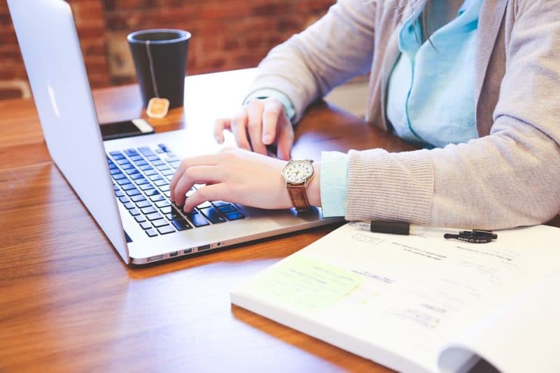 immagine di un marketer che usa il pc per l'articolo sul digitale