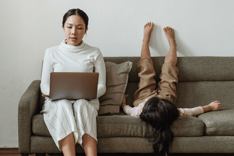 foto di due ragazze che fanno smart working