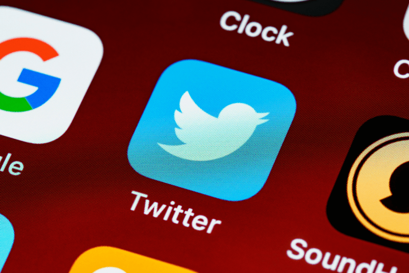 immagine in evidenza per l'articolo su Facebook e Twitter