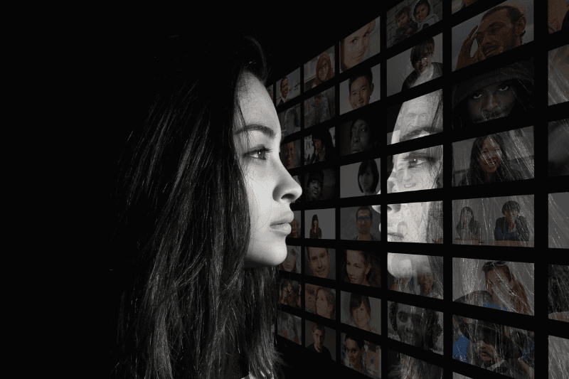 foto di una ragazza per l'articolo sulle novità digital