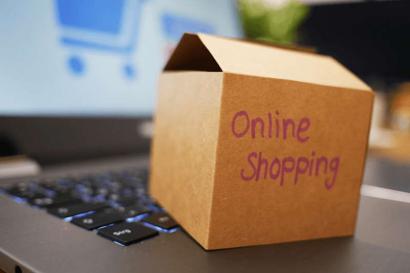 immagine per Amazon Pharmacy con scatola online shopping