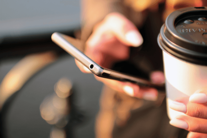 immagine di un ragazzo con telefono e caffè per articolo su The Social Dilemma
