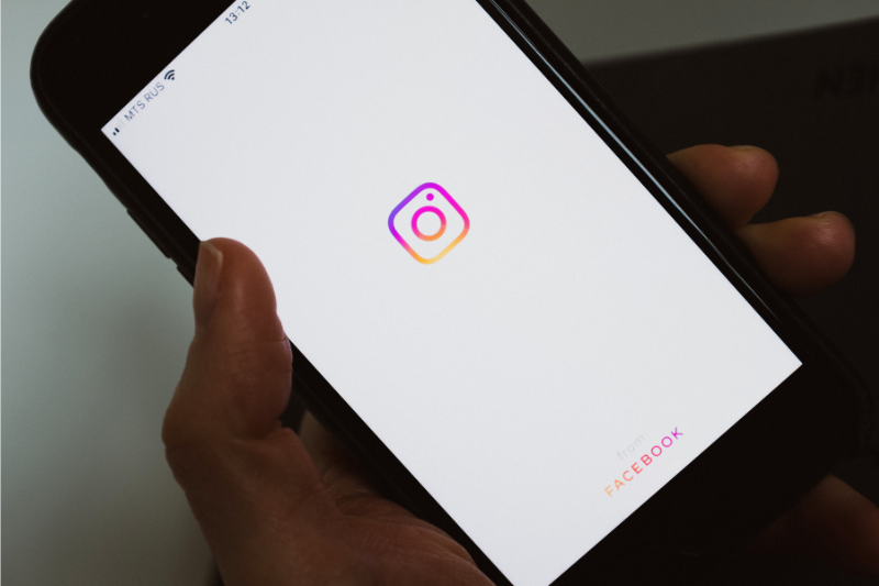 immagine del logo di Instagram su un telefono per l'articolo su audio e social media